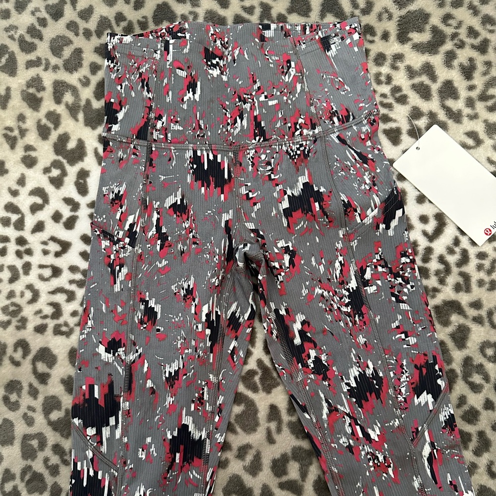Lululemon Floral Fast And Free HR
Tight 25" Size 2 in Floral with Side Pockets - Picture 5 of 17